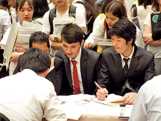 進学説明会に参加する生徒たち