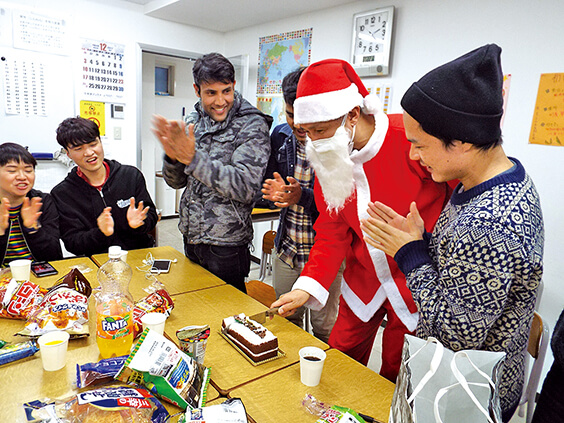 クリスマスケーキを切る姿